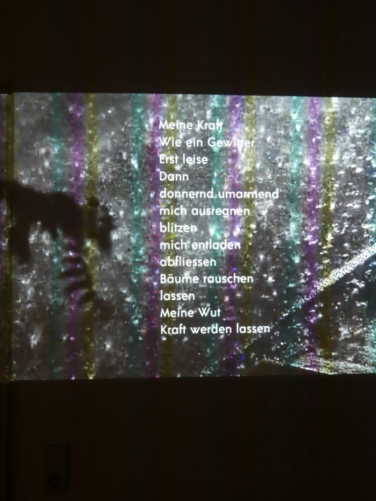 Wie ein Gewitter, Videoinstallation